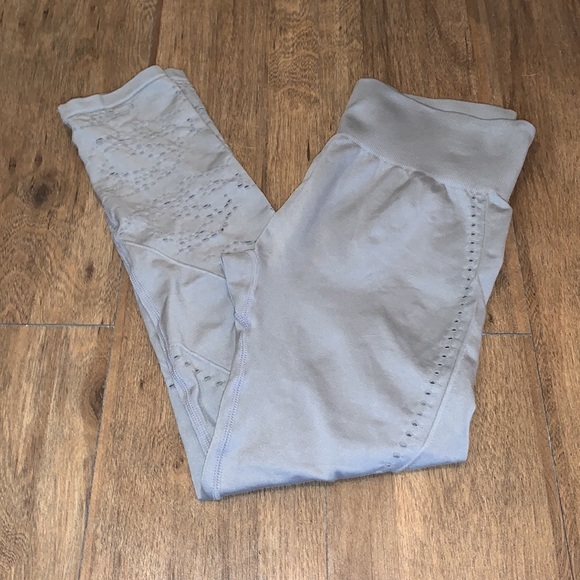 ✨HP✨ Fabletics Seamless High-Waisted Solid Capri - Picture 4 of 7